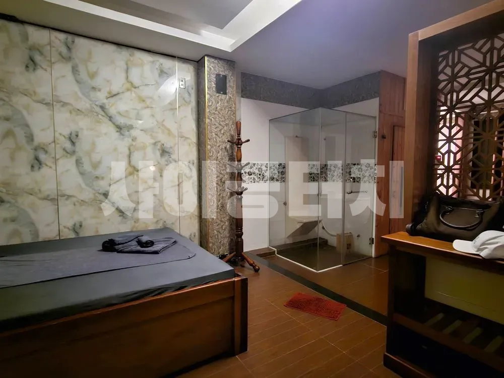 마사지 룸 샤워실 포함 침대