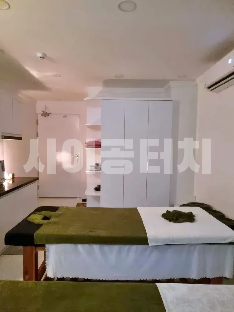마사지 룸 내부의 흰 수납장