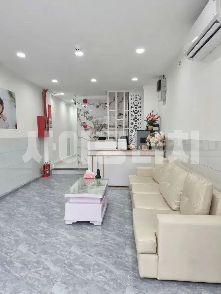 스파 대기실의 흰색 소파와 테이블