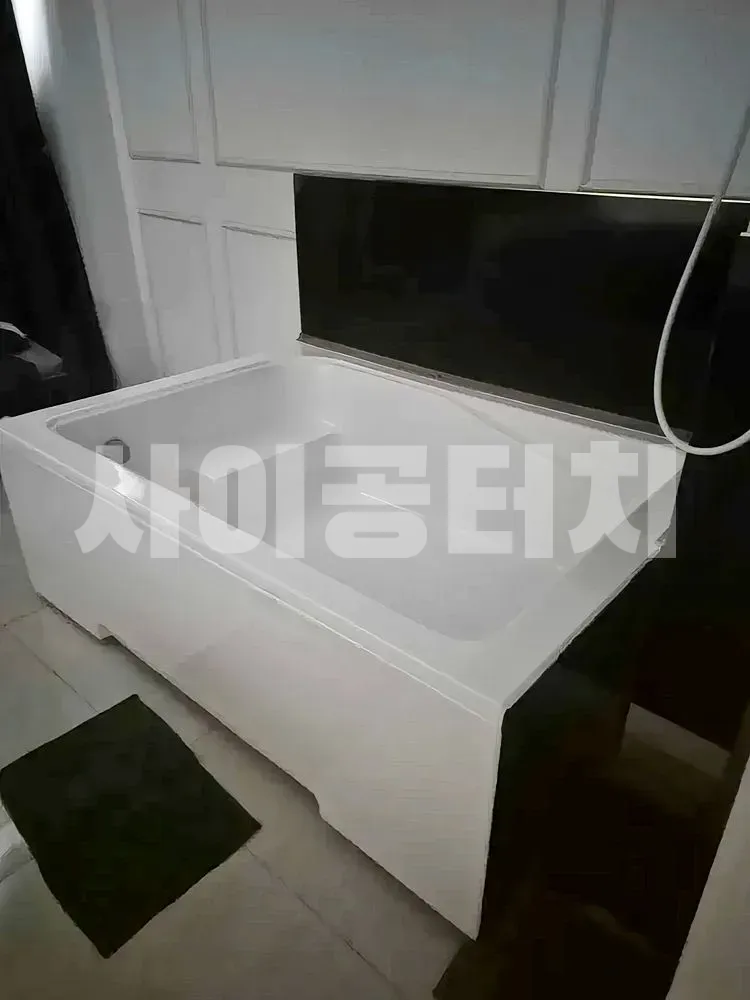 깨끗한 사각형 욕조 클로즈업