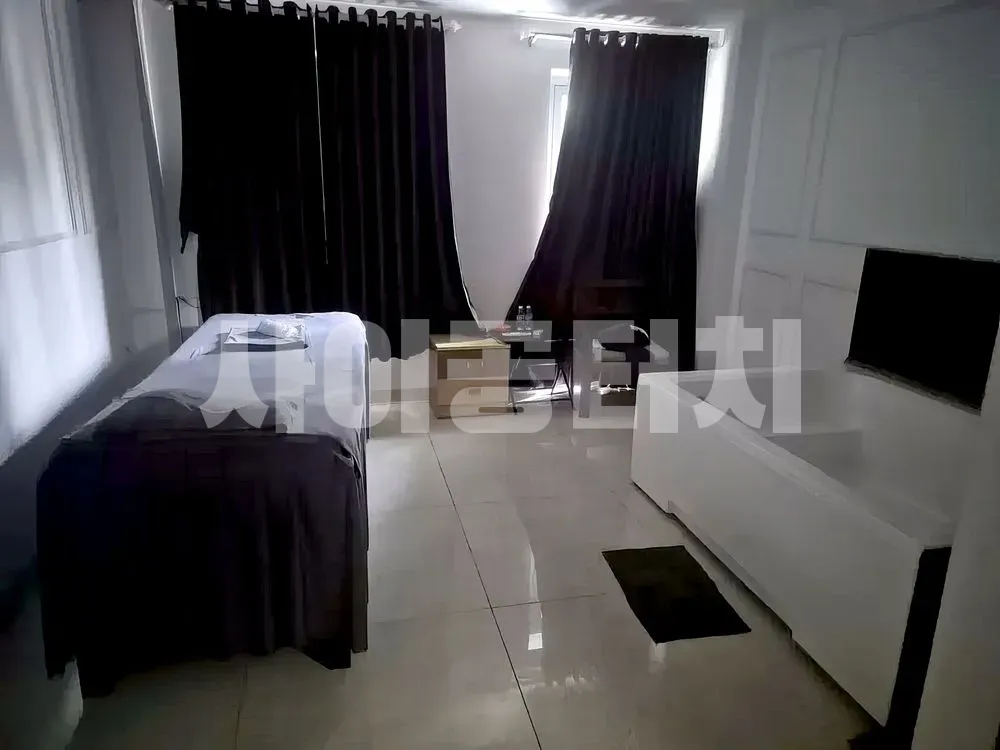 흰색 욕조와 마사지 침대