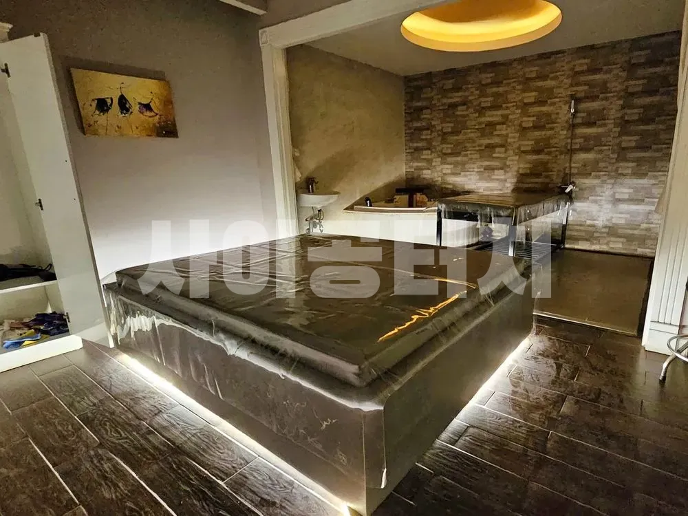 조명 마사지 침대와 샤워 공간