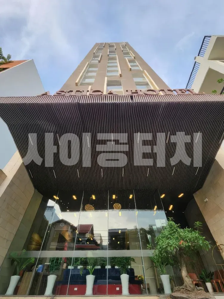 사선으로 올려다본 호텔 건물 외관