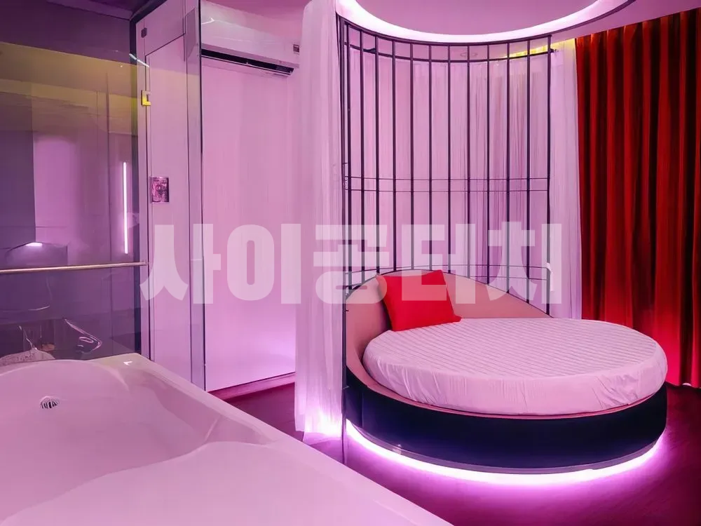 원형 조명 침대와 분홍색 조명 욕실