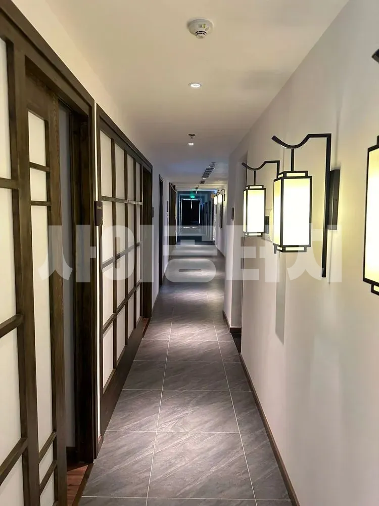 전통 등이 달린 길고 어두운 복도