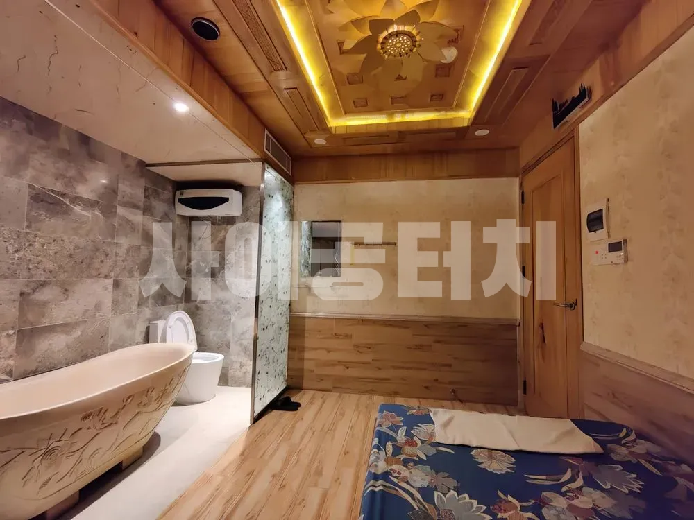 나무 인테리어와 대리석 욕실의 조화