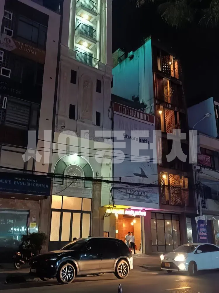 마사지 건물의 야간 전경