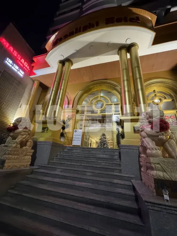 황금 기둥이 인상적인 호텔 입구