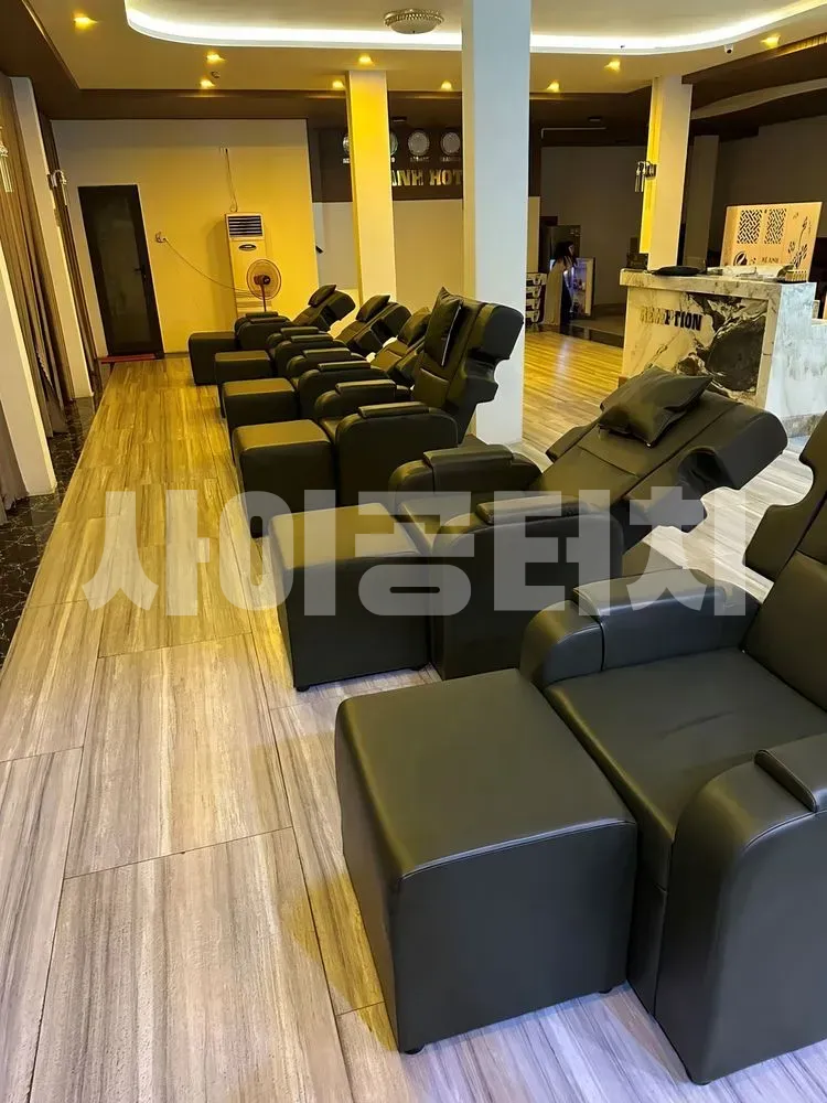 나란히 놓인 검은색 마사지 의자들