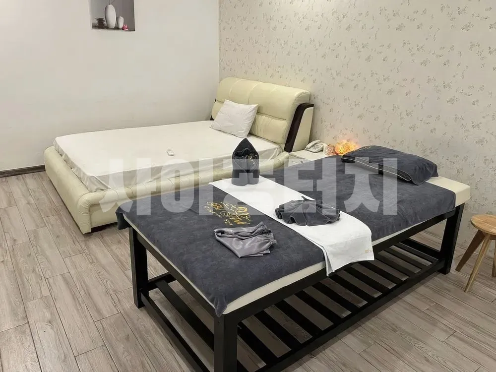 침대와 마사지 베드가 있는 객실