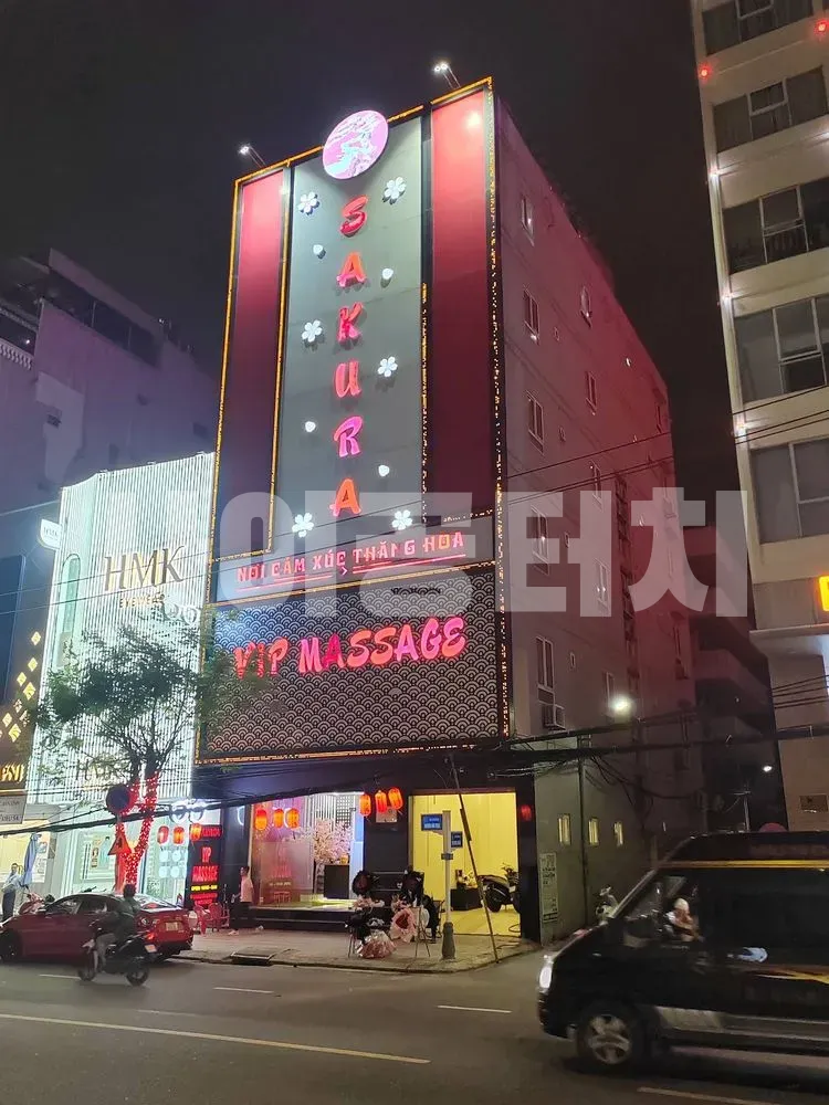 사쿠라 VIP 마사지 간판이 걸린 건물 외관