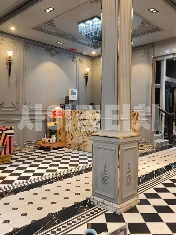 체크무늬 바닥의 클래식한 호텔 로비