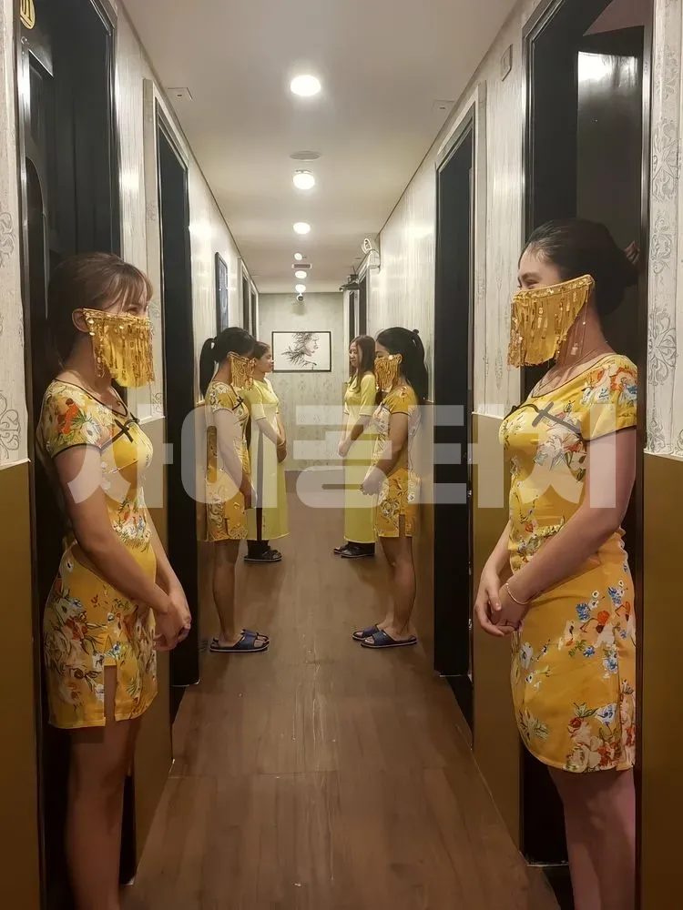 노란 옷 입은 여성들이 복도에 서 있는 모습