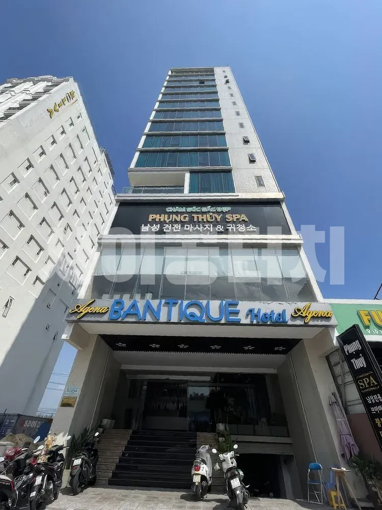 반티크 호텔과 풍투이 스파가 있는 건물 외관