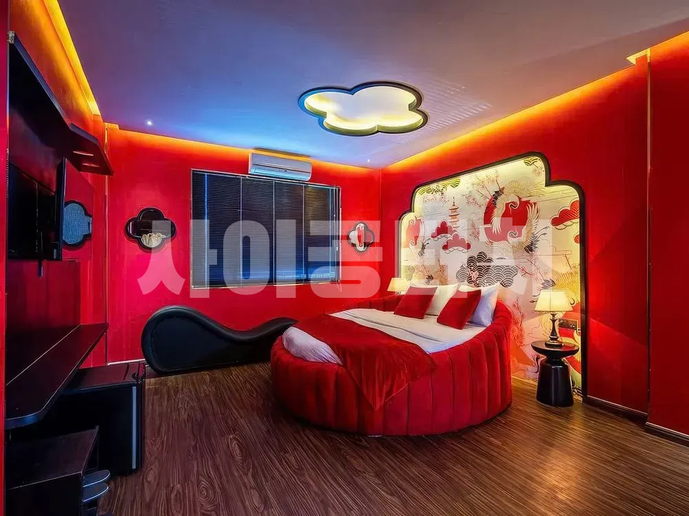 붉은색 테마의 고급스러운 룸