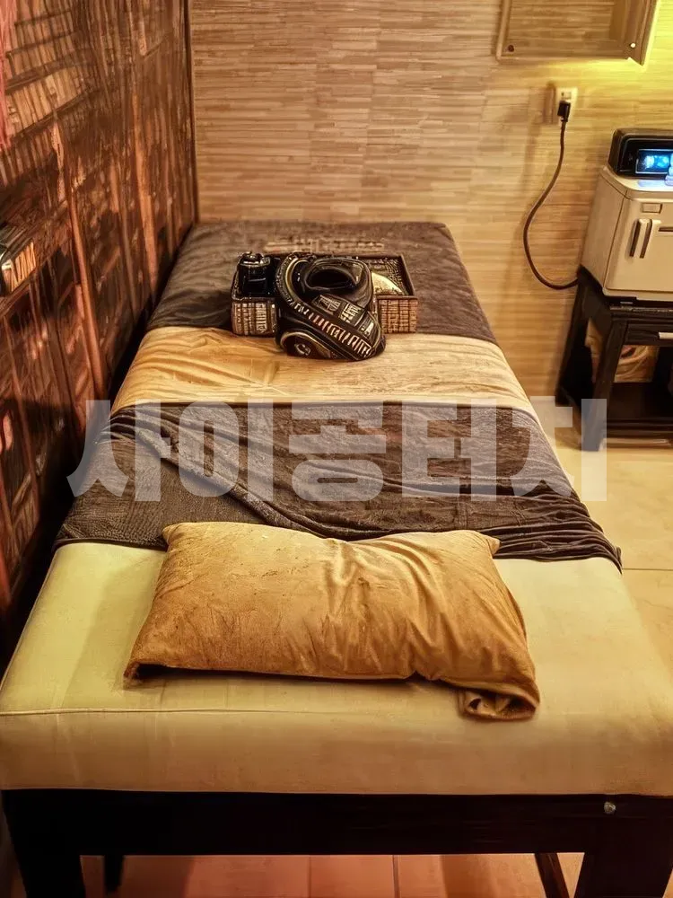 깔끔하게 정돈된 스파 마사지 베드