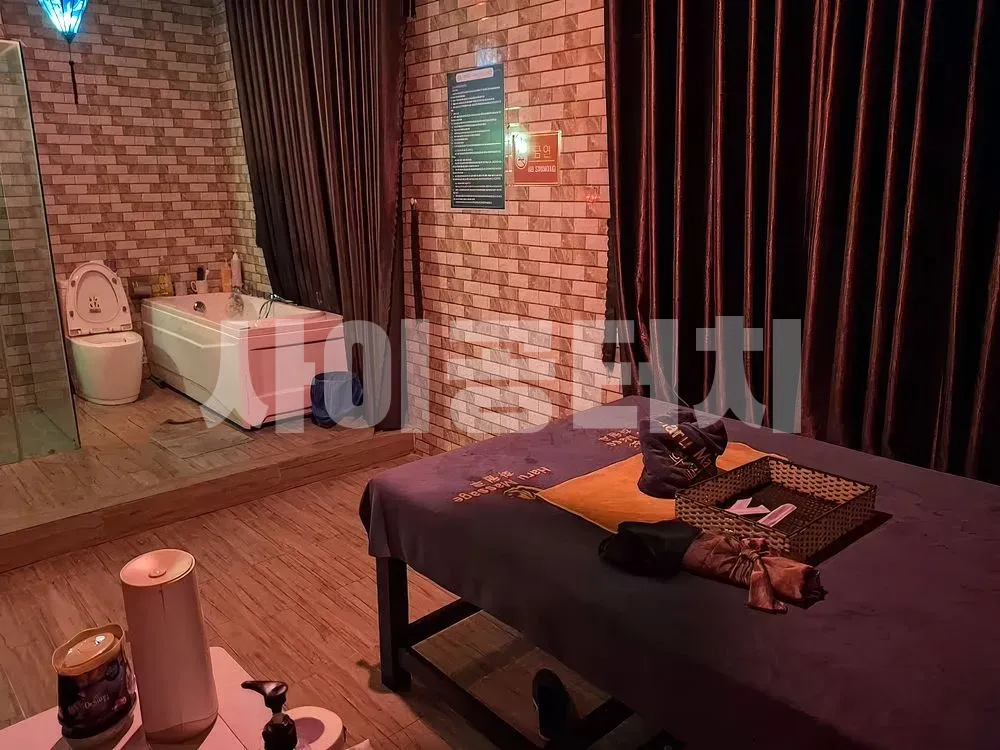 욕조와 변기가 있는 개인 마사지 룸