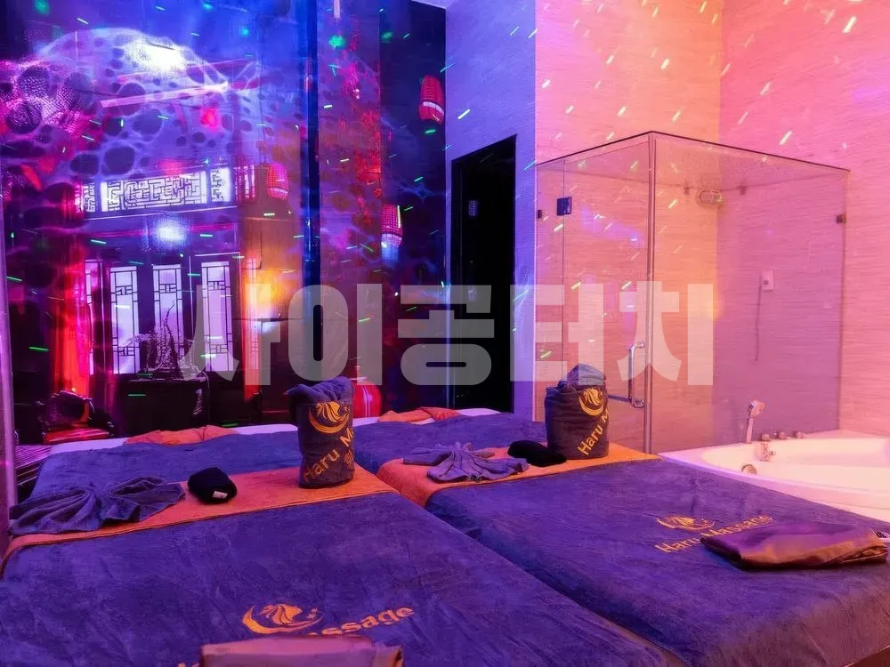 조명이 있는 커플 마사지 룸