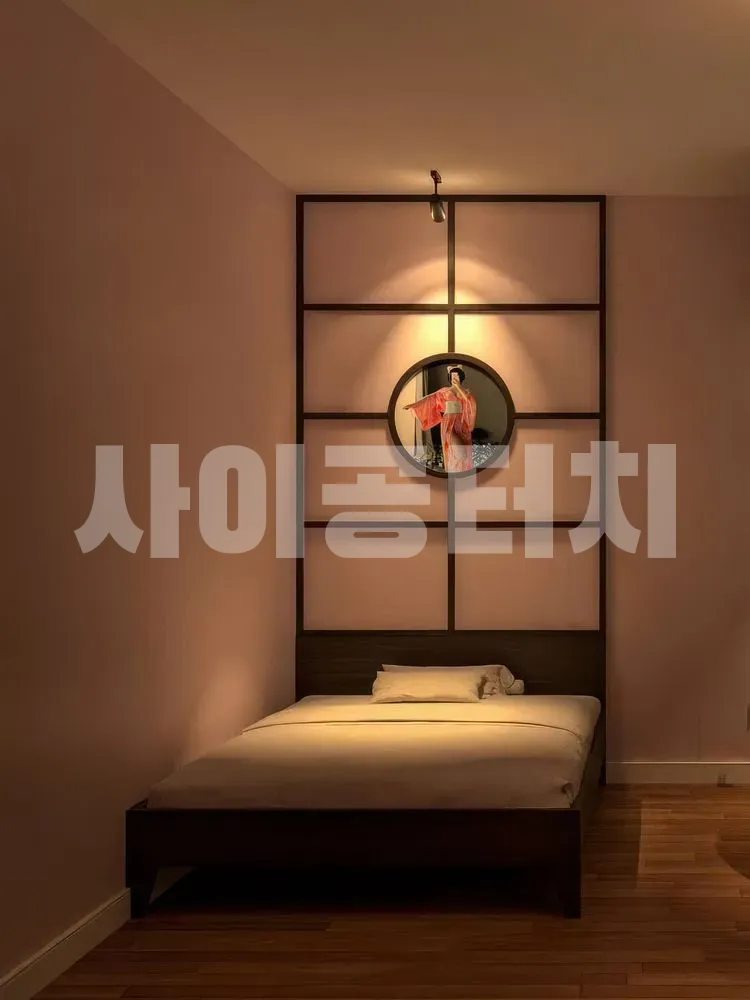 전통적인 느낌의 작은 침실