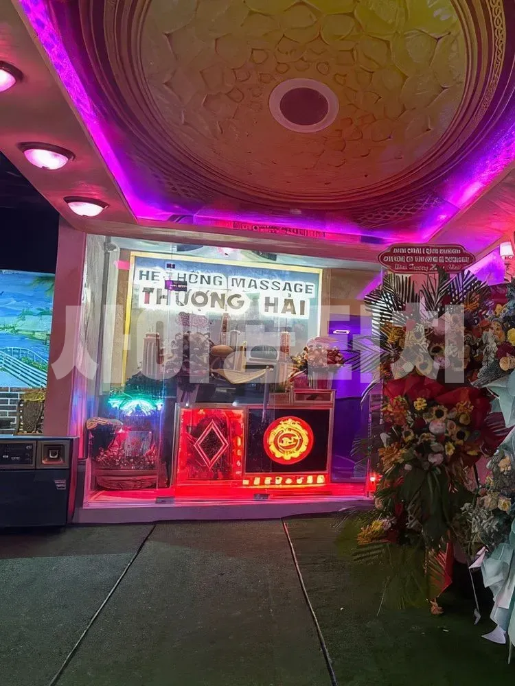 가게 입구 간판과 꽃장식