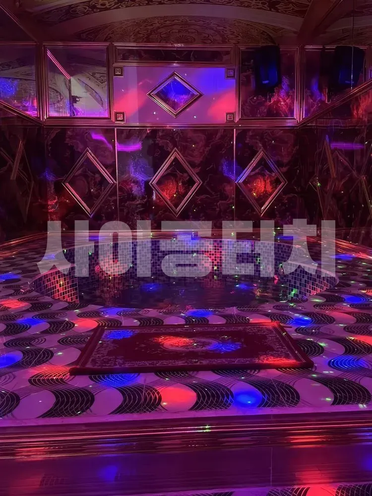 스파 욕조와 화려한 조명