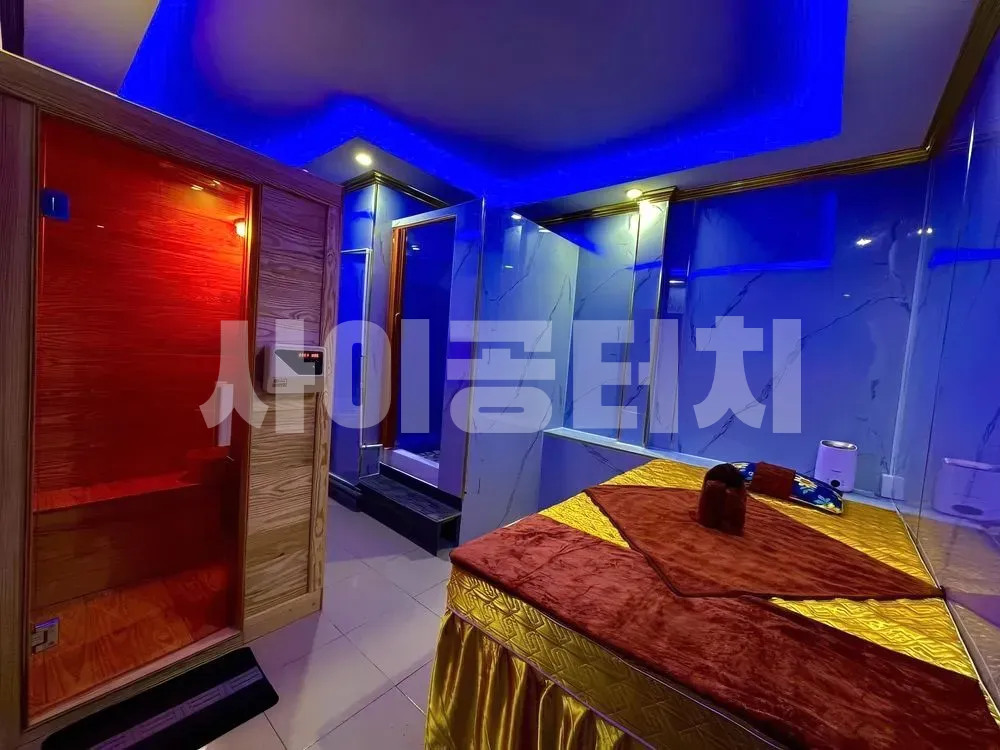 푸른 조명과 빨간 사우나 문이 있는 룸