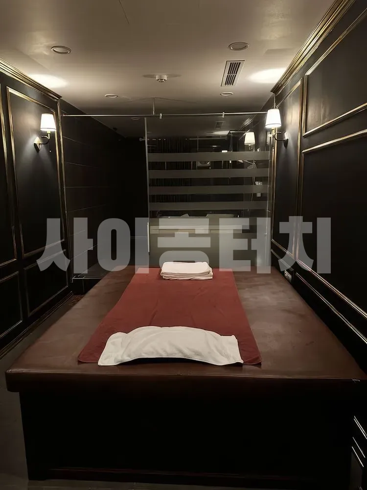 어두운 조명 아래의 마사지 베드