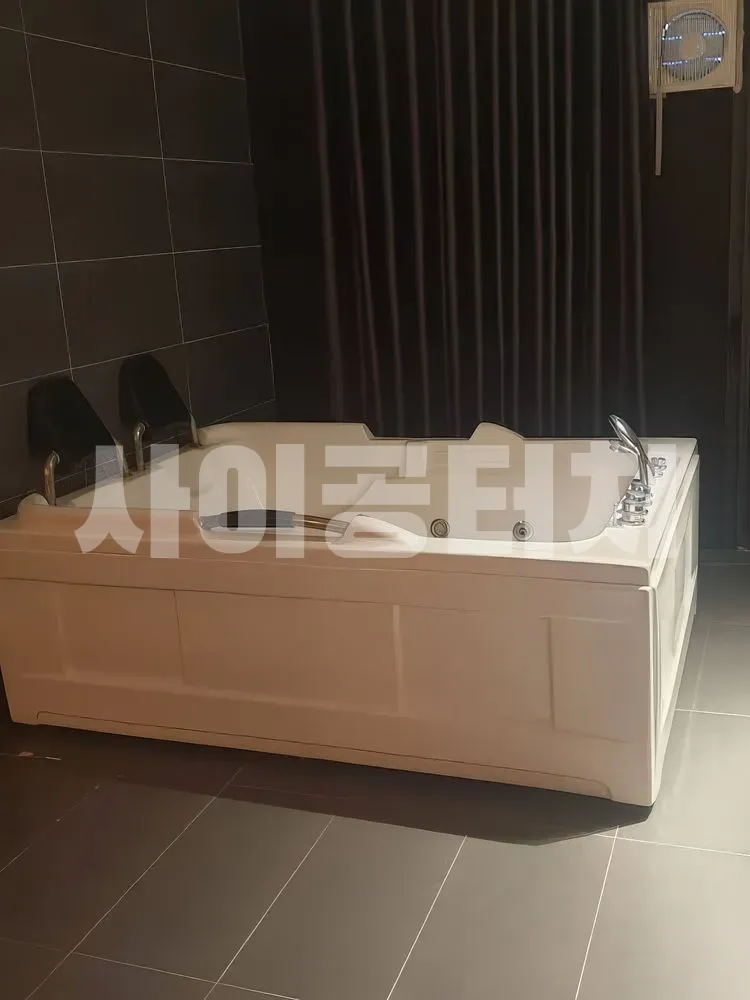 타일 바닥 욕실에 있는 하얀 자쿠지