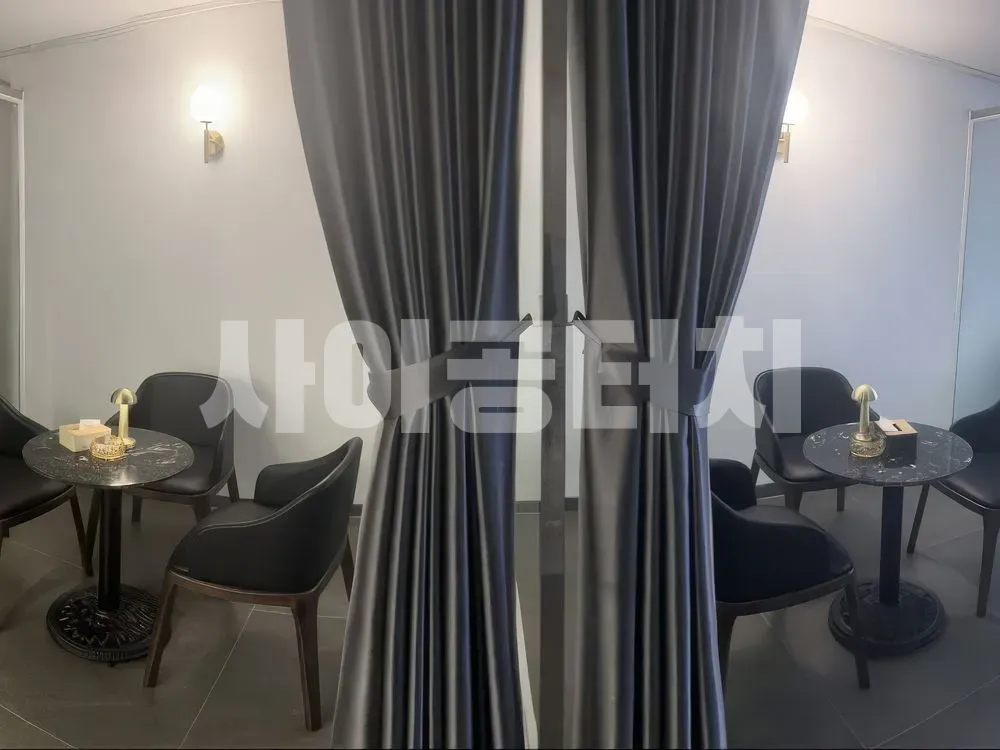 회색 커튼과 의자가 있는 대기 공간