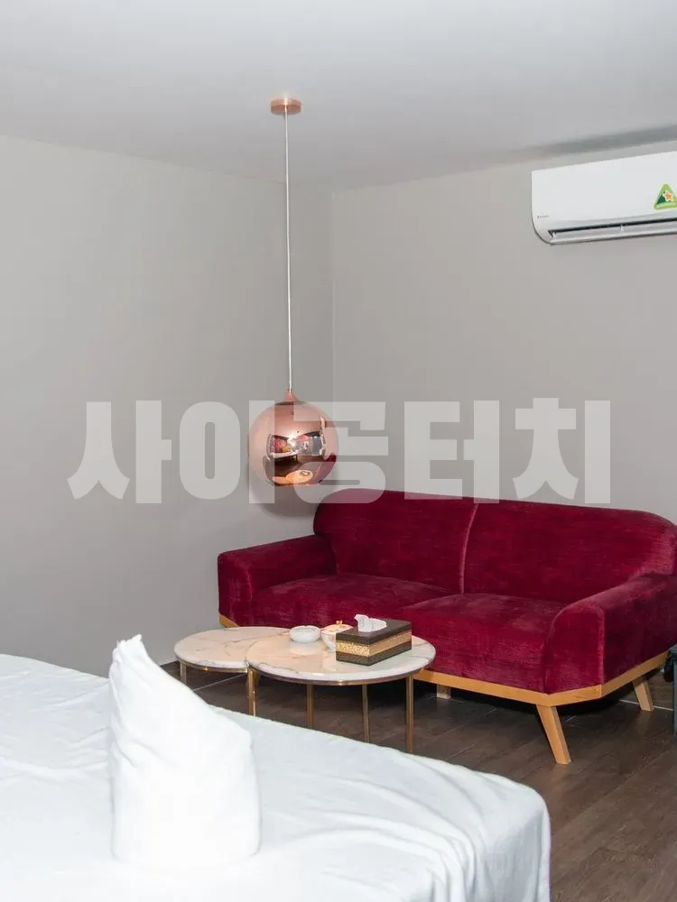 붉은 소파와 조명이 있는 휴식 공간
