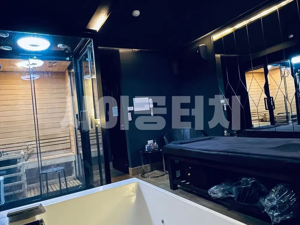 어두운 톤의 사우나 시설이 있는 방