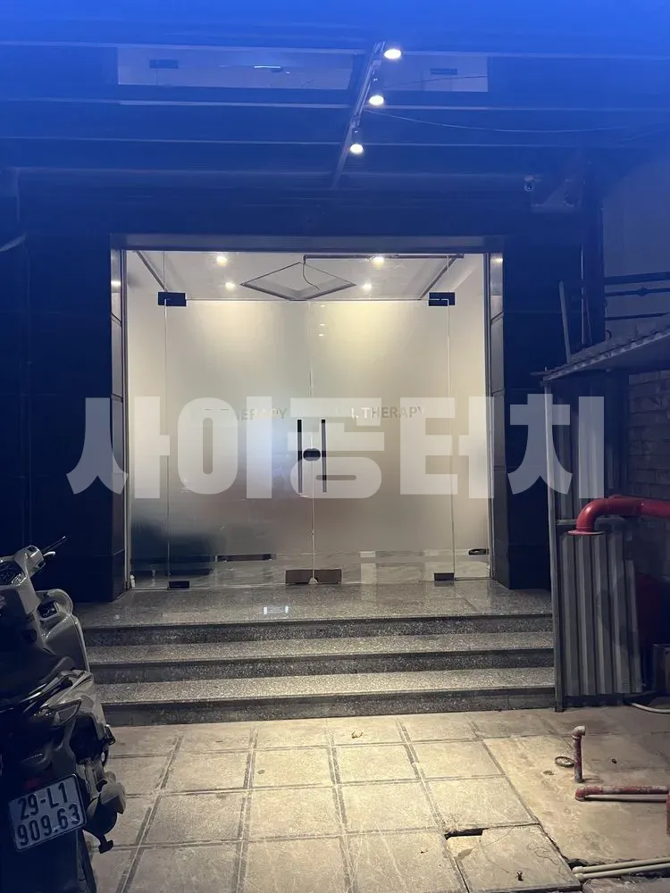 밤에 본 샵의 유리 입구