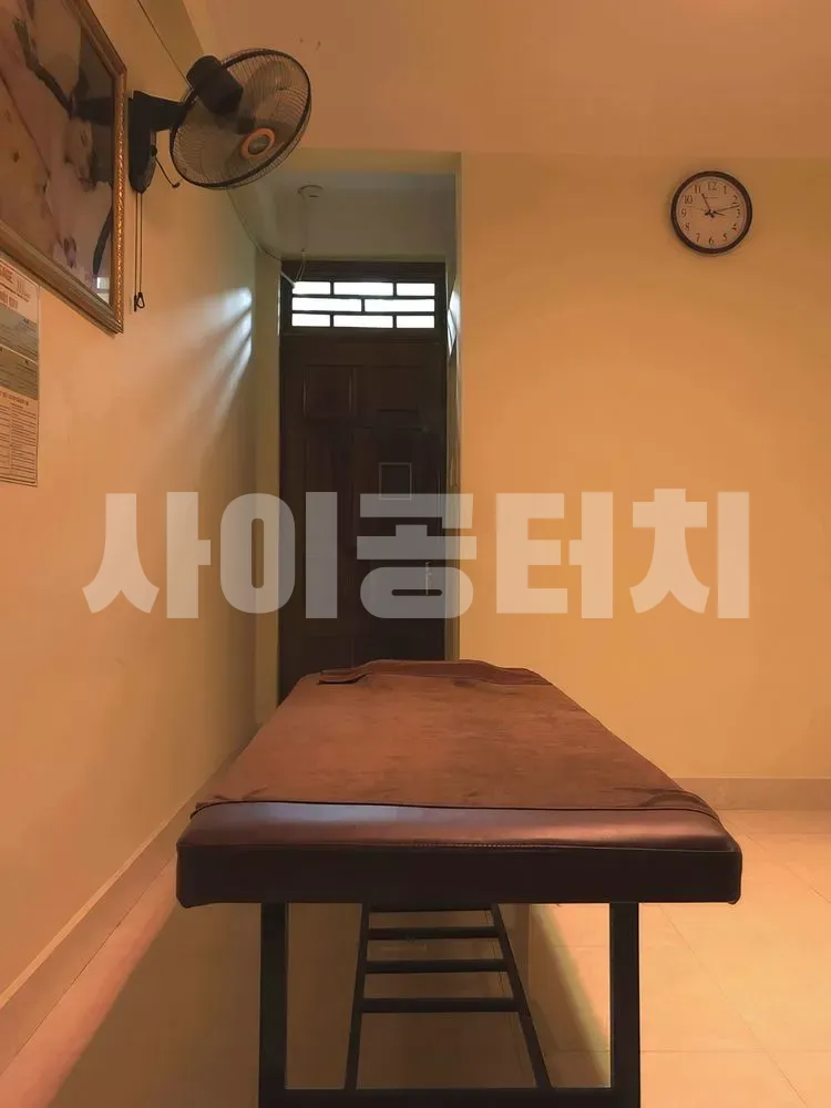 벽걸이 선풍기가 있는 아늑한 마사지 룸