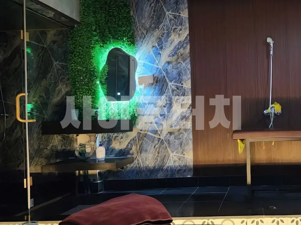 식물로 장식된 벽이 있는 샤워 공간