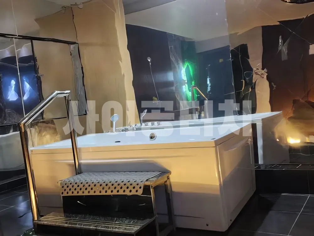 현대적인 디자인의 흰색 대형 욕조