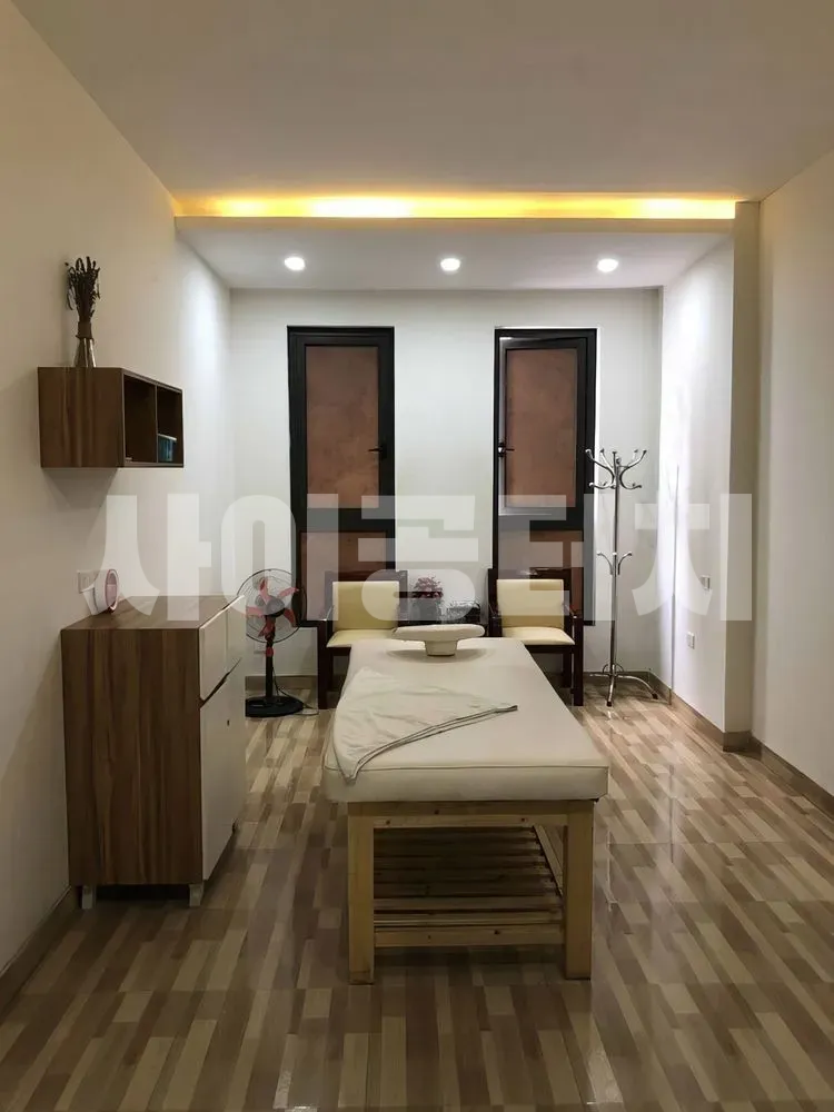 나무 바닥으로 된 조용한 마사지 룸