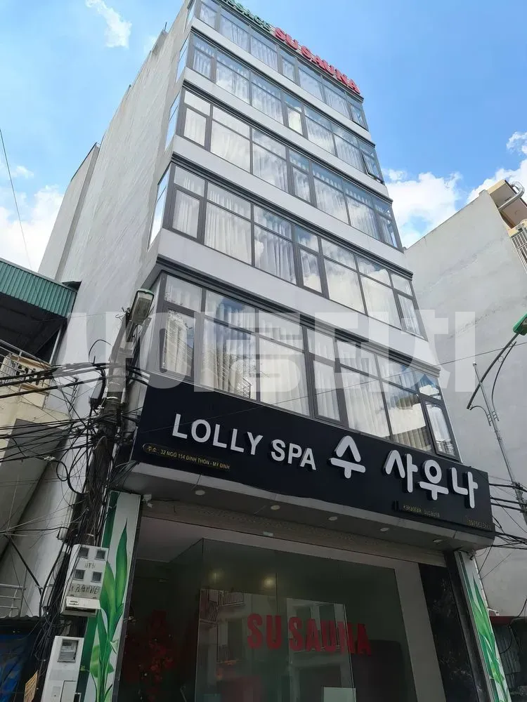 수 사우나 간판이 있는 다층 건물