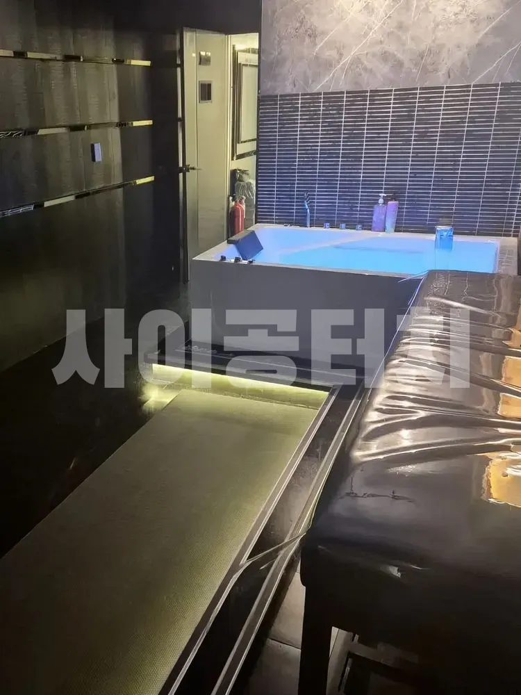 밝은 파란색 물빛의 스파 욕조