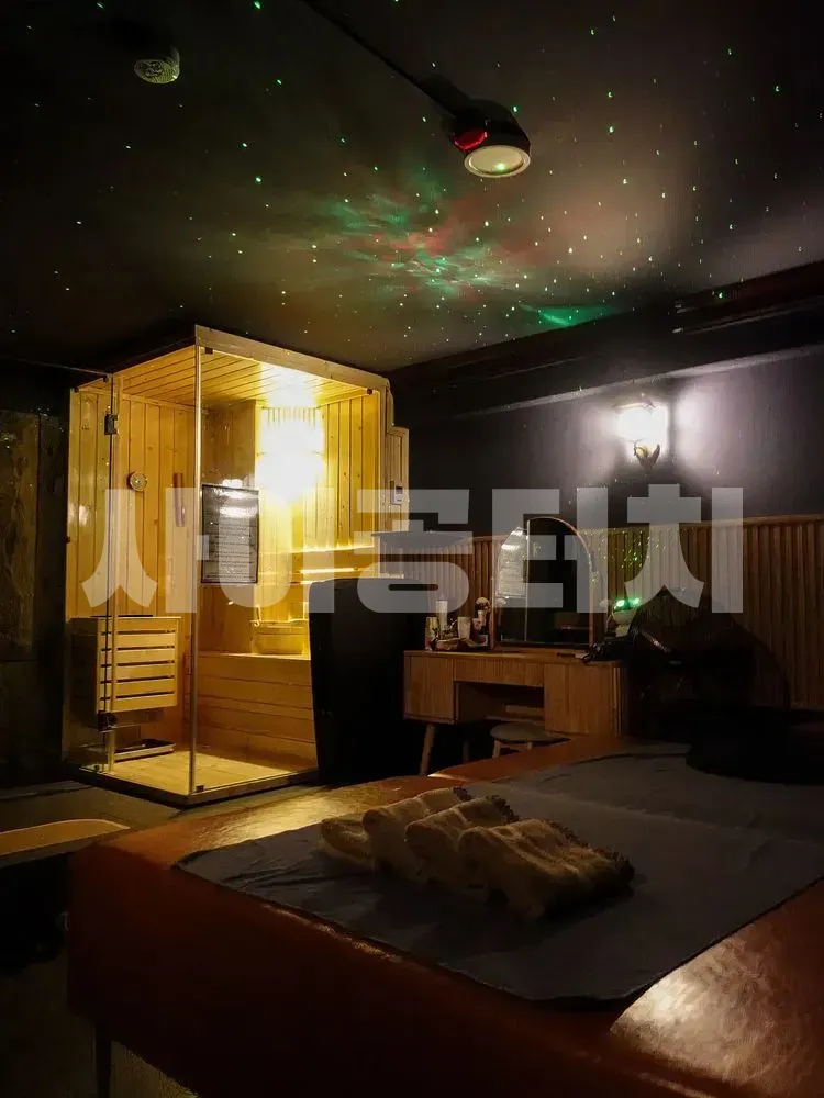 별빛 조명의 사우나 시설 룸