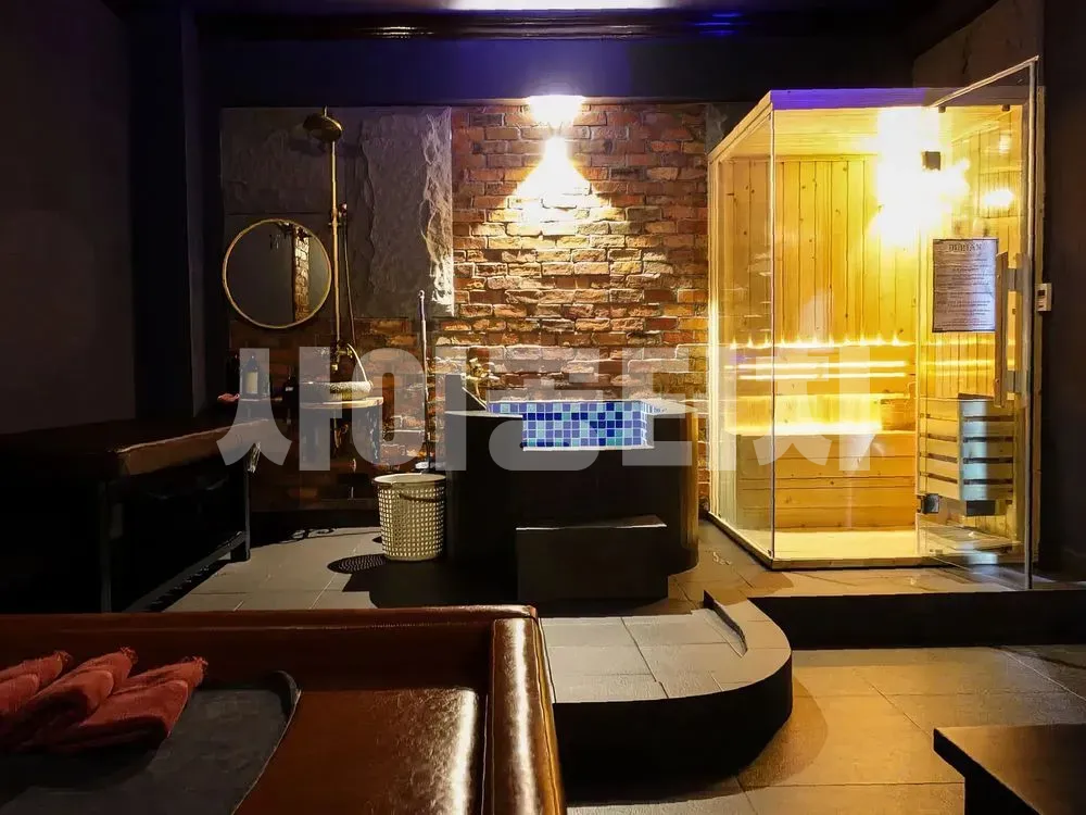 타일 욕조와 사우나를 갖춘 스파