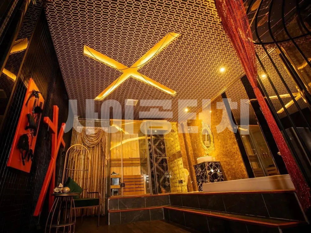 엑스자 조명이 있는 사우나