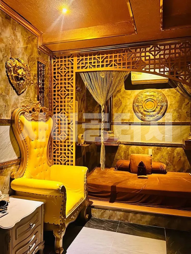 황금색 사자 장식과 침대가 있는 방