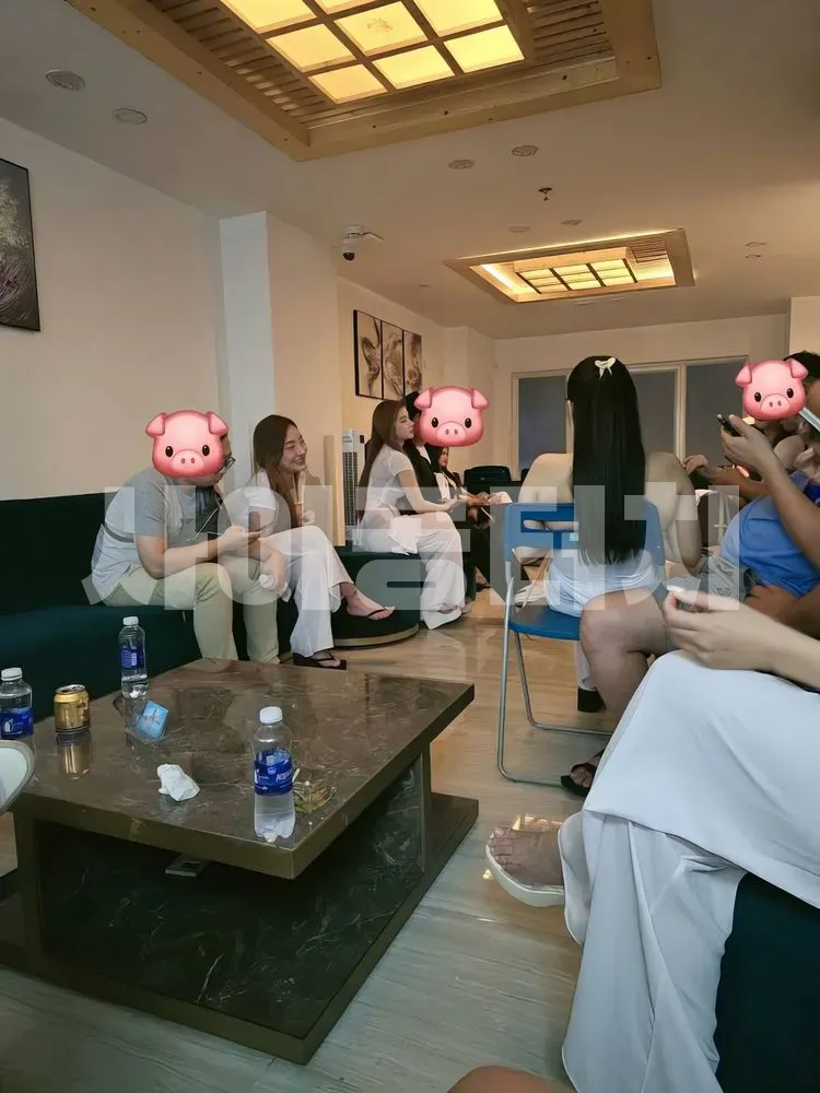 편안한 휴식 공간의 손님들