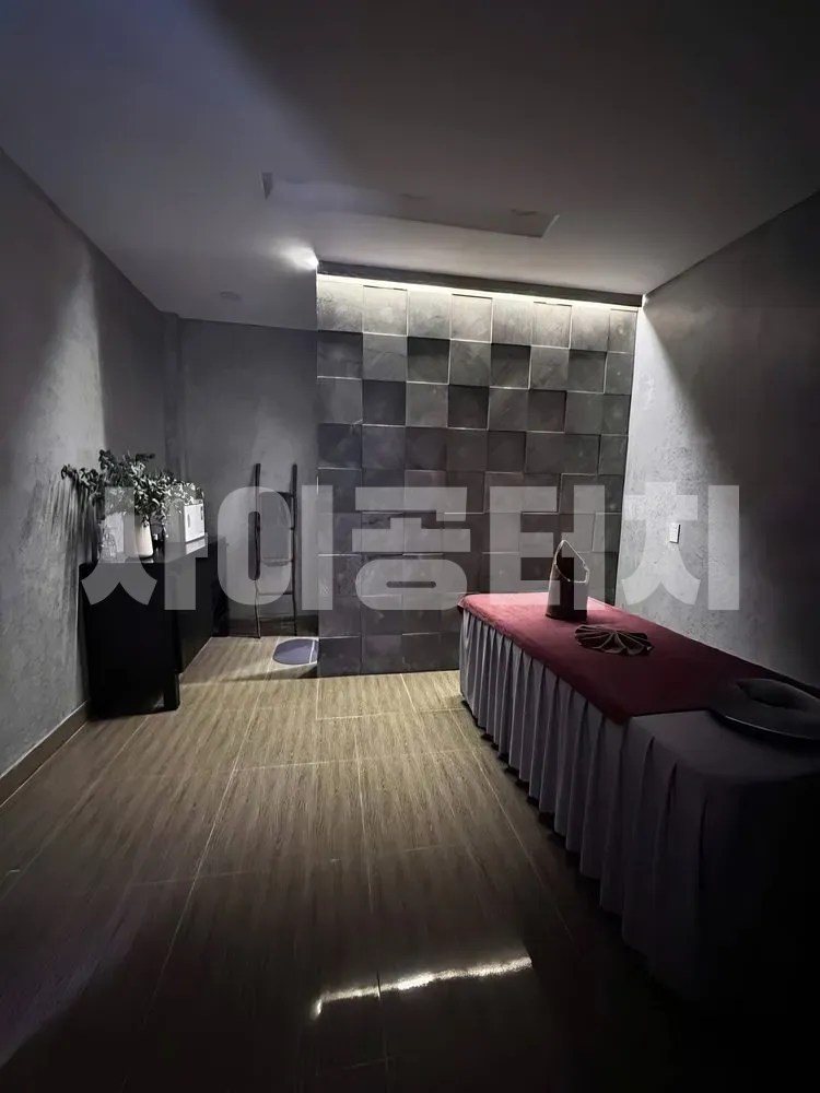 차분하고 어두운 조명의 마사지실