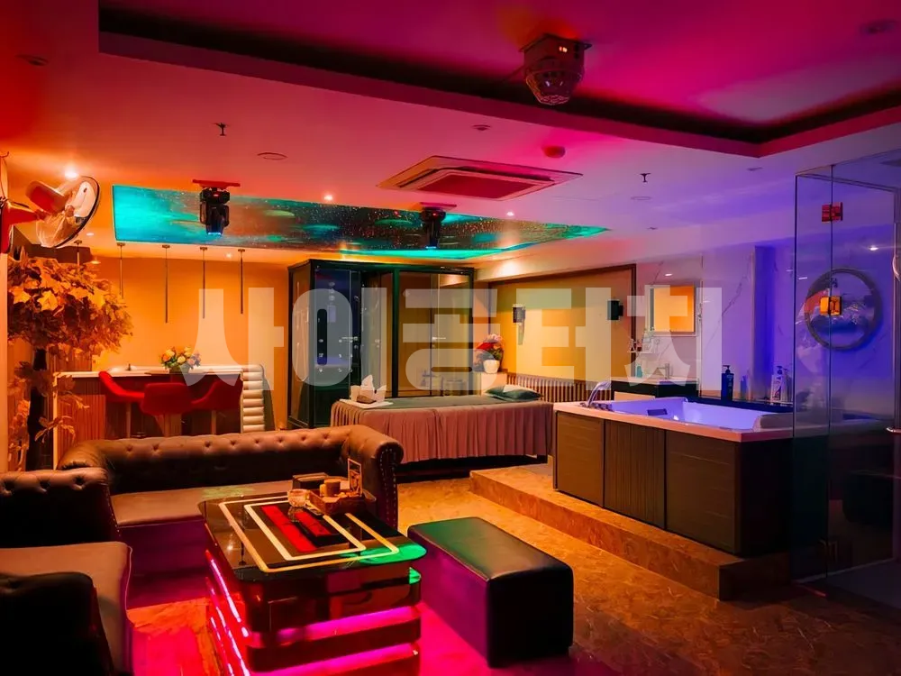 다채로운 조명의 넓은 스파 공간