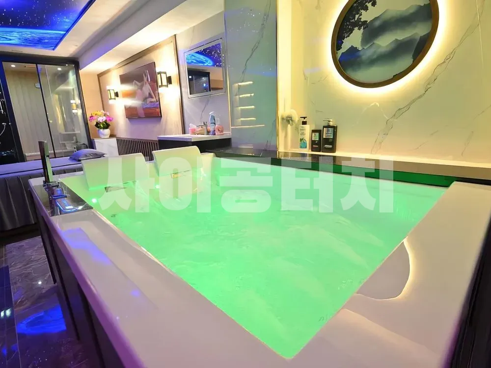 밝은 초록빛 조명의 럭셔리 욕조