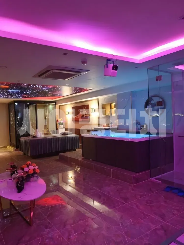 보라색 조명이 돋보이는 스파룸