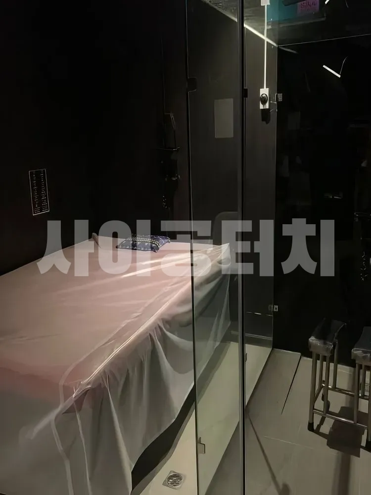 어두운 분위기의 마사지 테이블