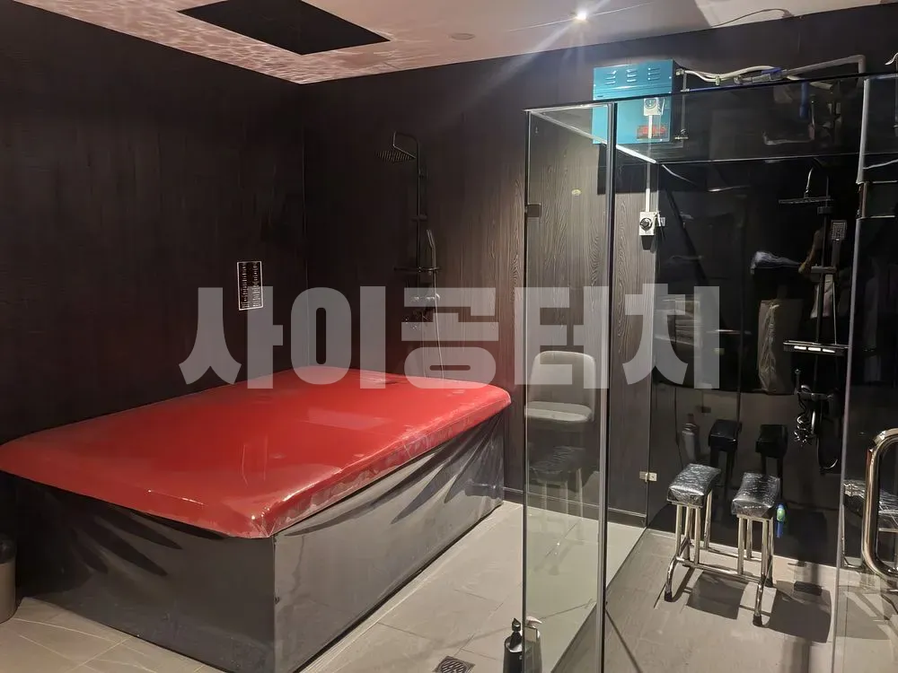 어두운 조명의 마사지 스파룸