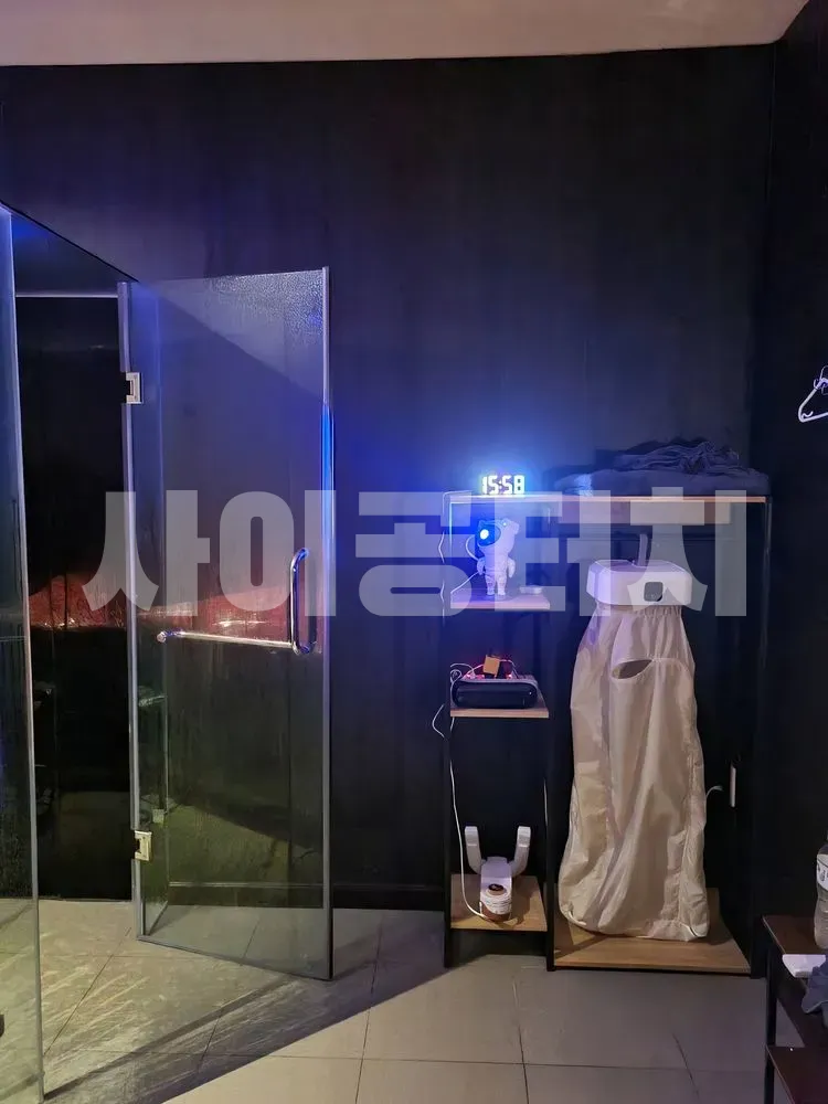 현대적인 인테리어의 스파 샤워실